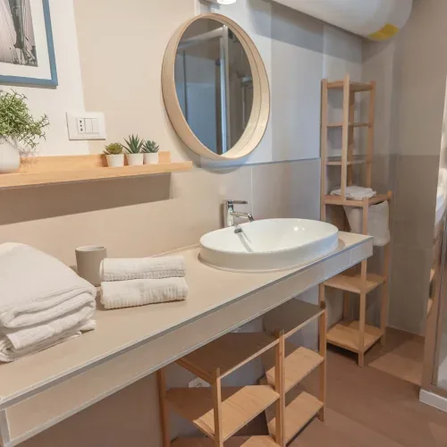 Bagno con lavabo e asciugamani