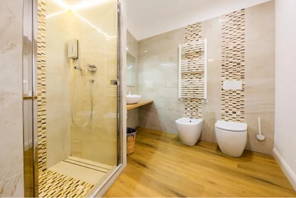 Bagno con doccia e rivestimenti in pietra